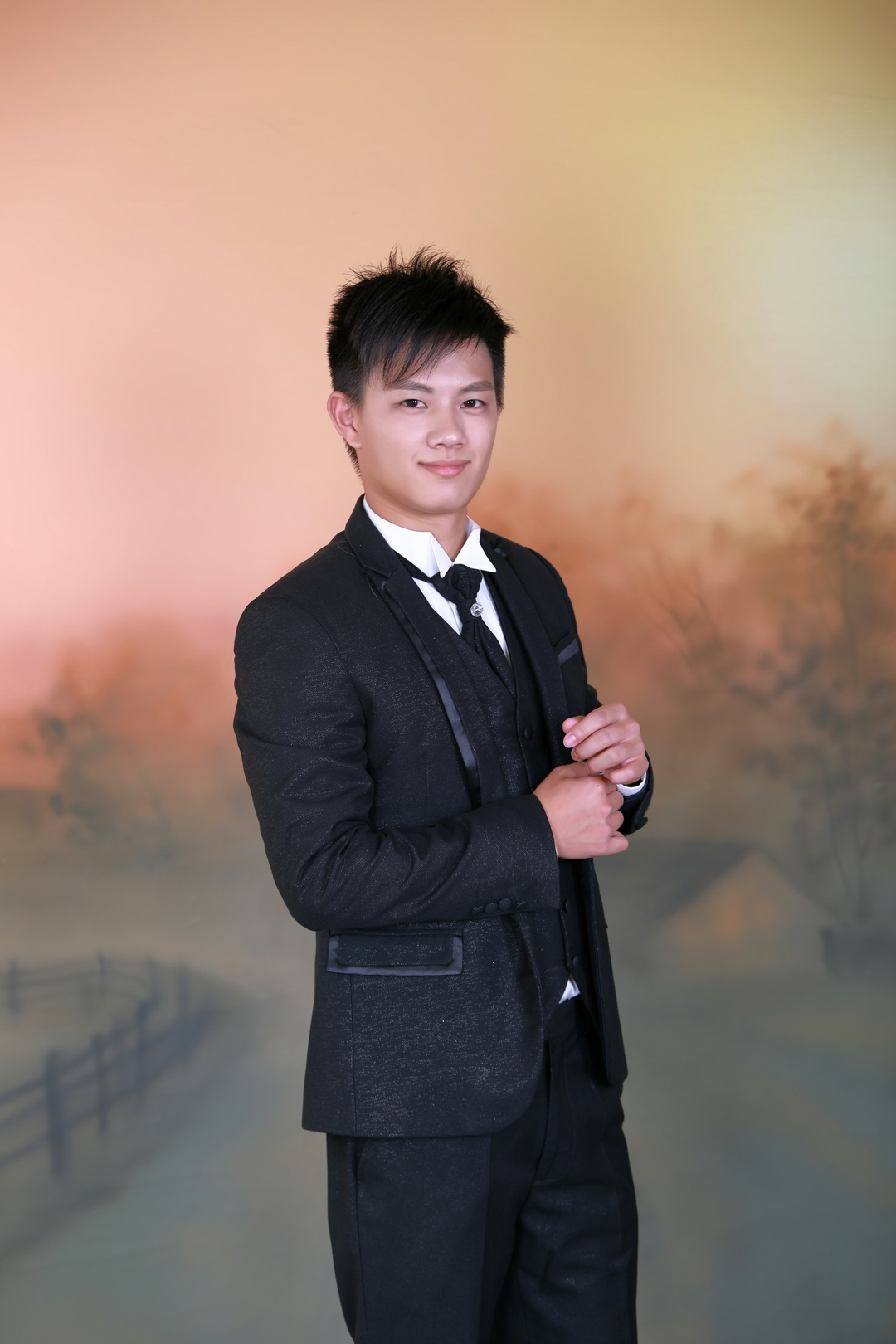 經典黑西裝搭配鄉村暖光