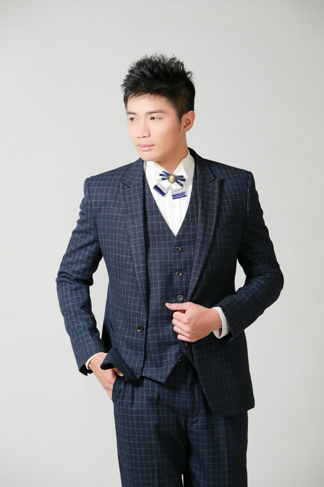 格紋藍西裝搭配藝術光影