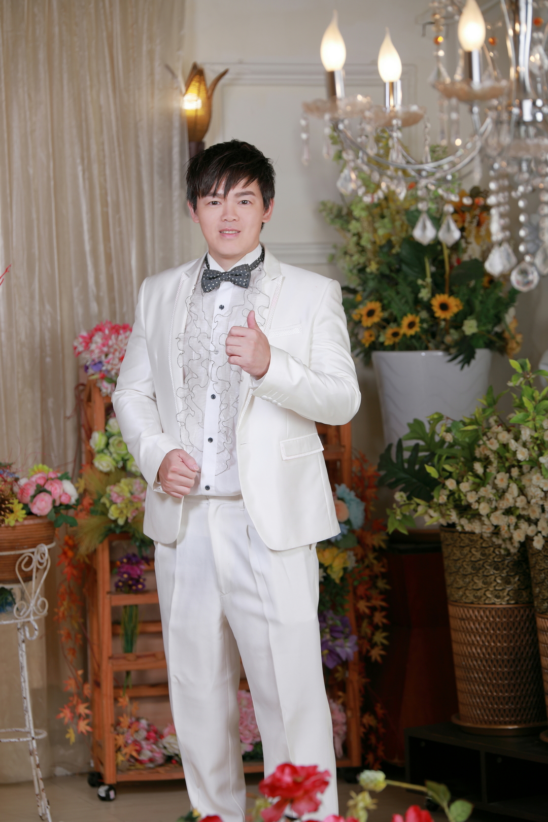 白色西服搭配花藝空間