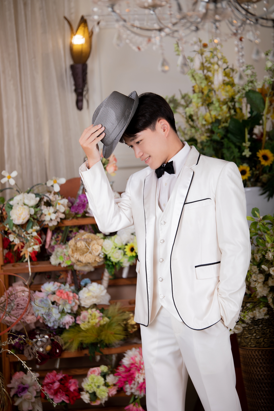 白西服搭配灰帽紳士風