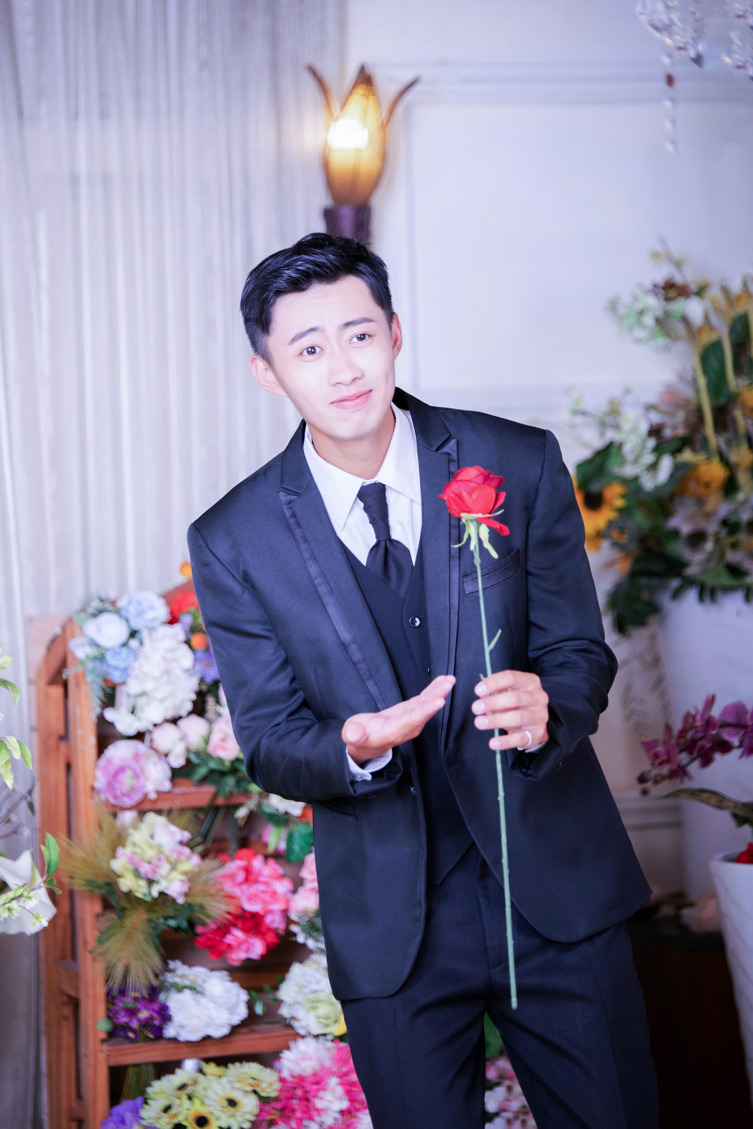 黑西服手持紅玫瑰