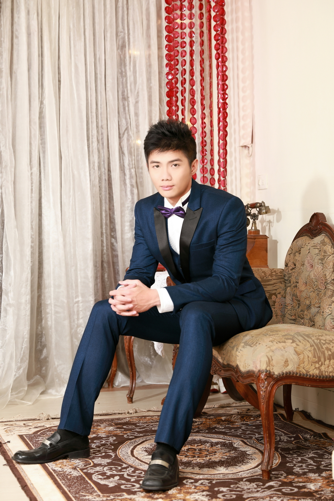 藍紫領結搭配復古椅景