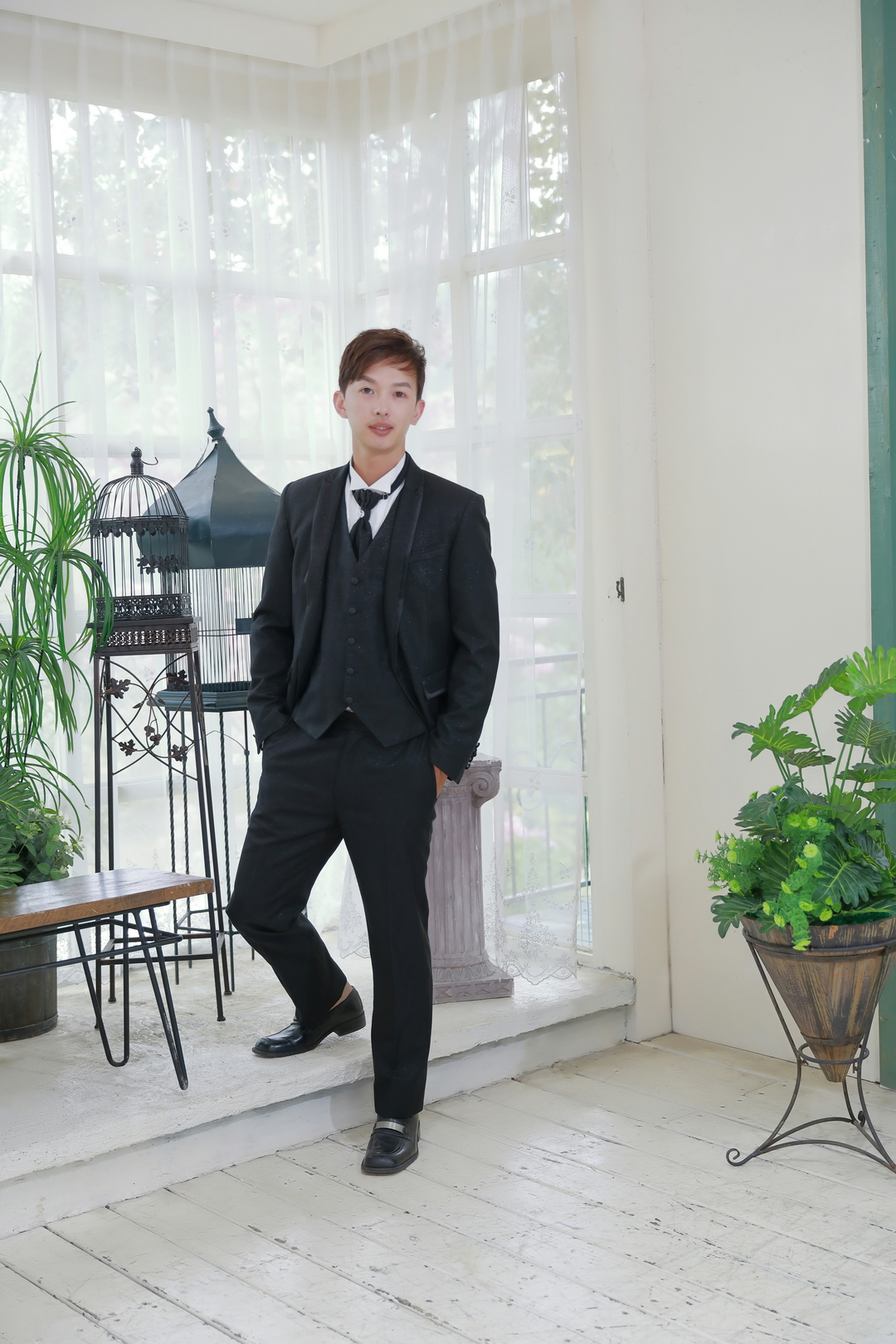 黑西服與白窗鳥籠