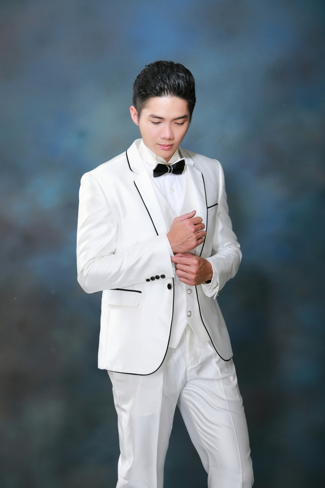 白西服搭配深灰背景