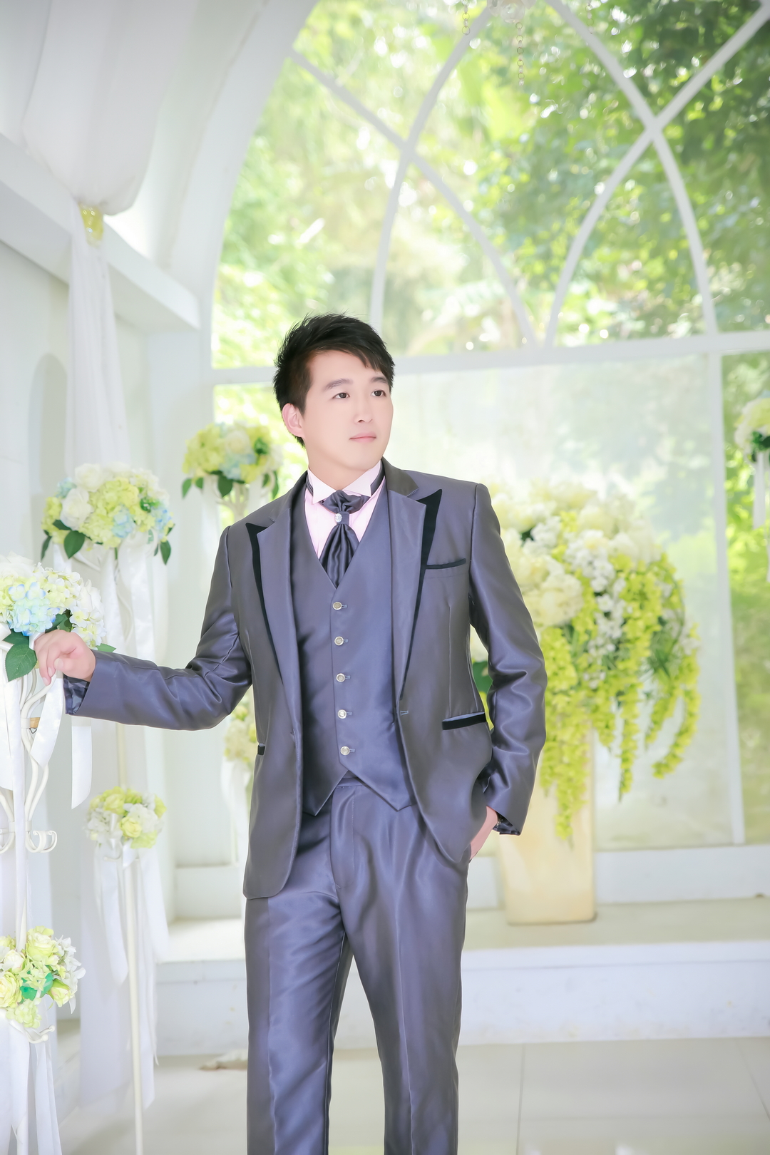 銀灰西服與花藝拱門