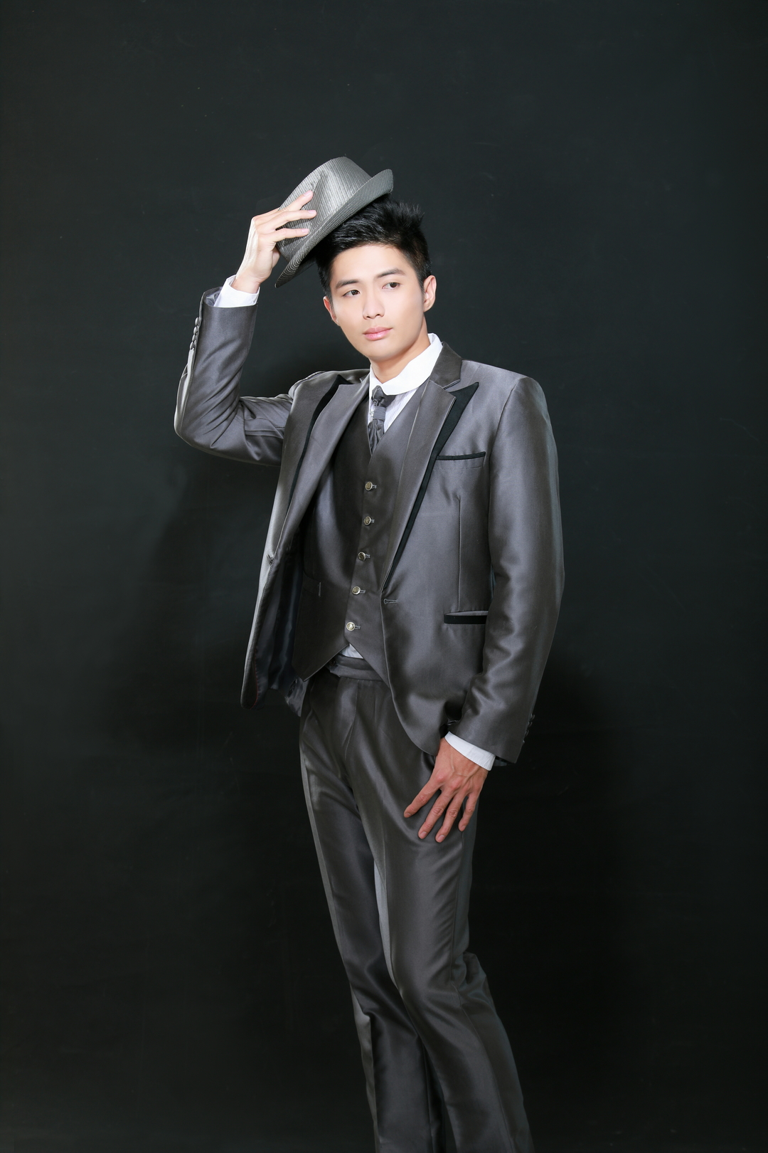 銀灰西服與黑底帽影