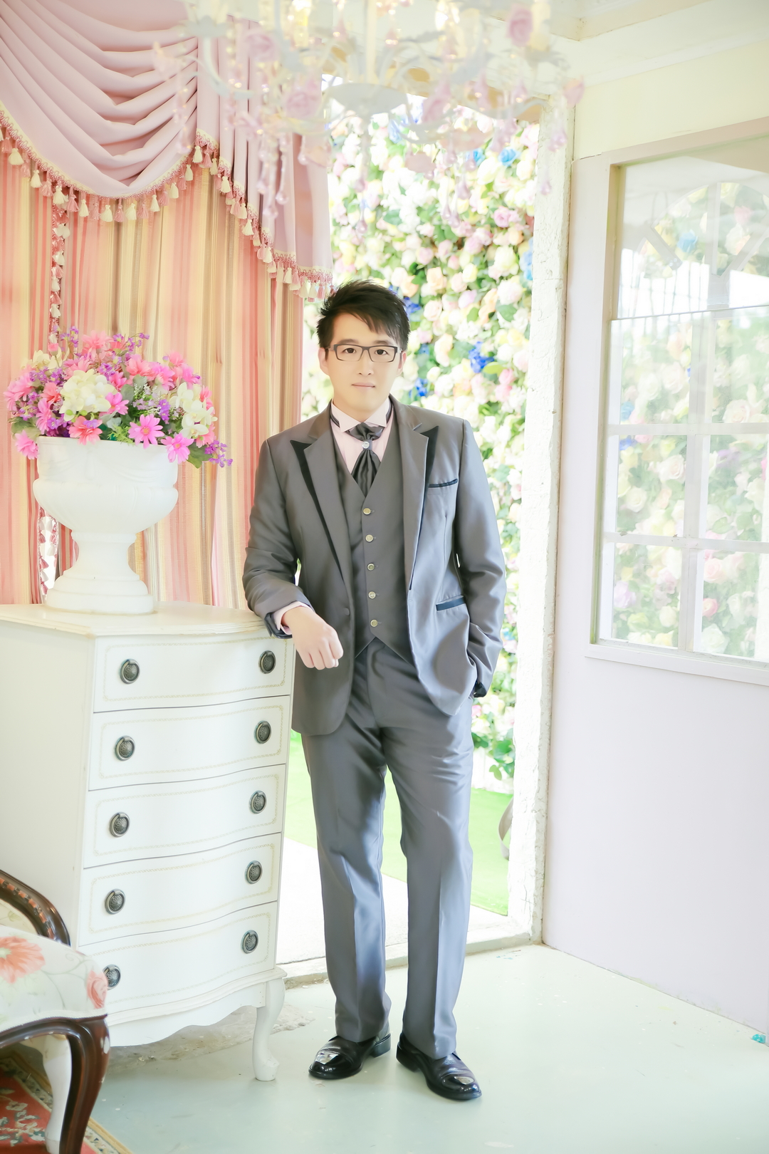 灰西服與粉花櫃景