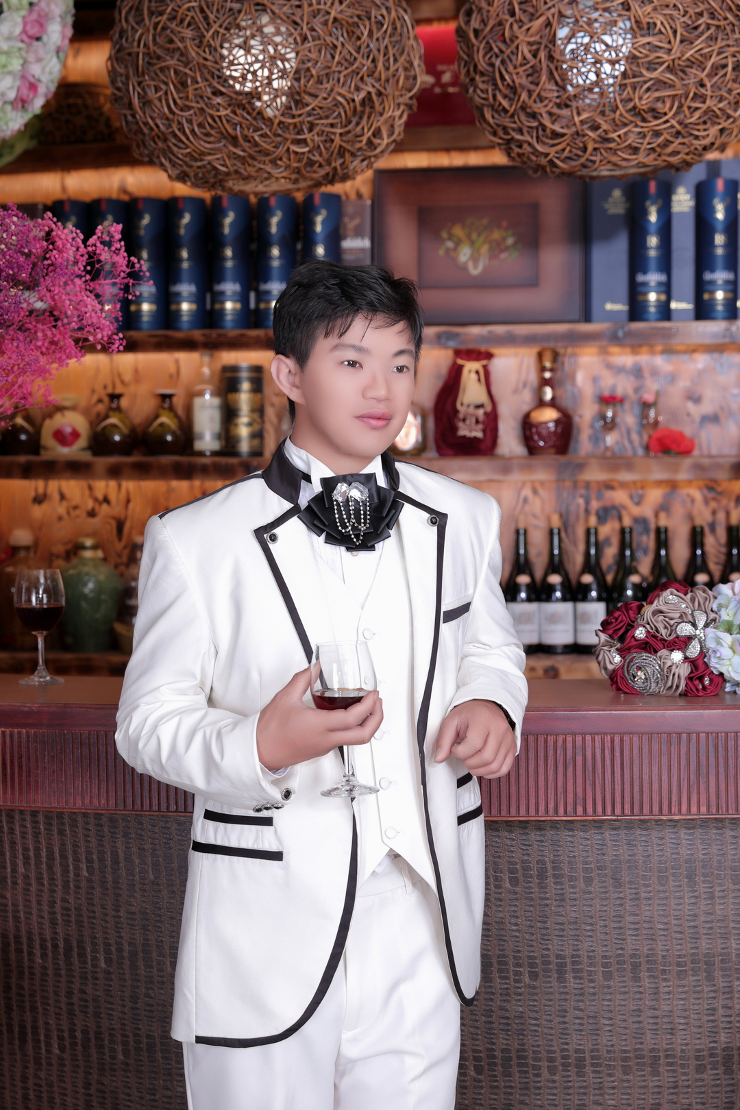 白西服搭配酒吧紅酒場景，展現成熟紳士品味